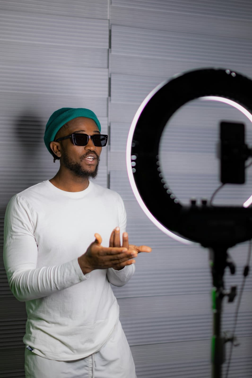 Criador falando pra câmera com ring light