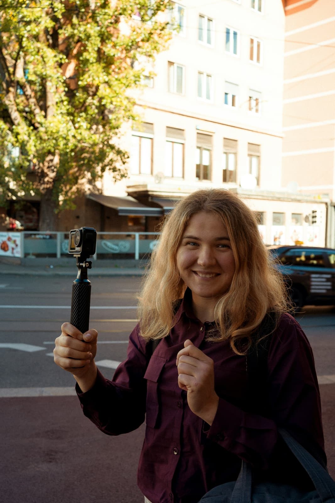 Vlogger gravando a si mesma na rua