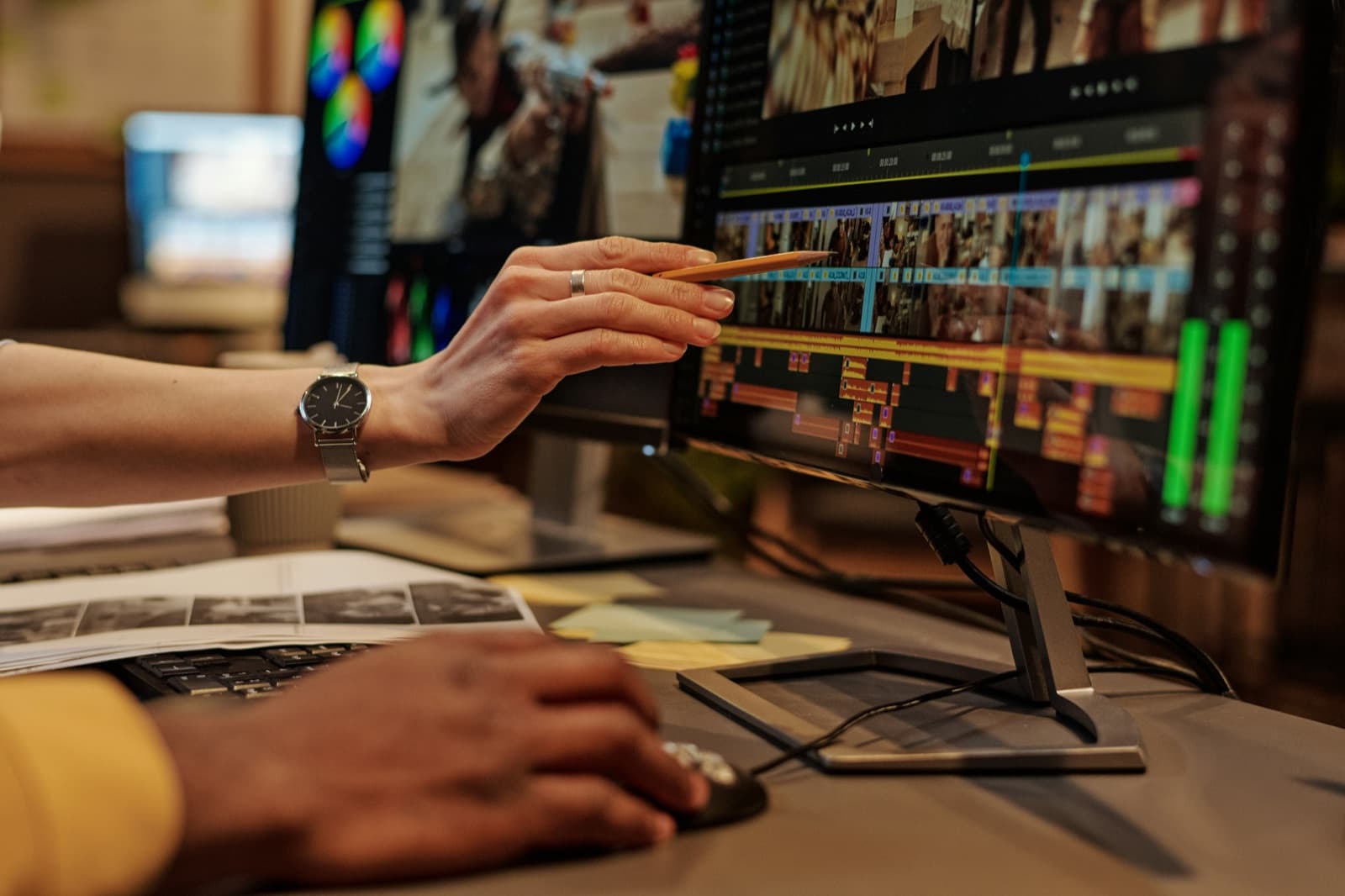 Mãos editando vídeo em uma timeline